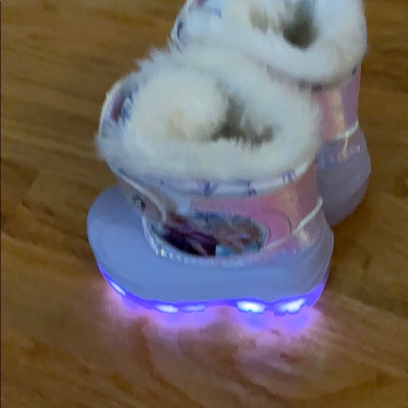 Frozen snow boots - Picture 3 of 4